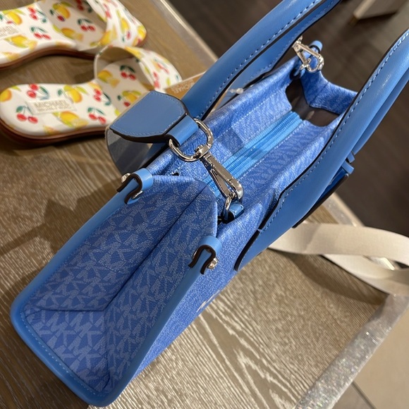 Michael Kors Mirella Small Shopper Top Zip Signature Logo Crossbody XBODY MK
NWT - Picture 2 of 16